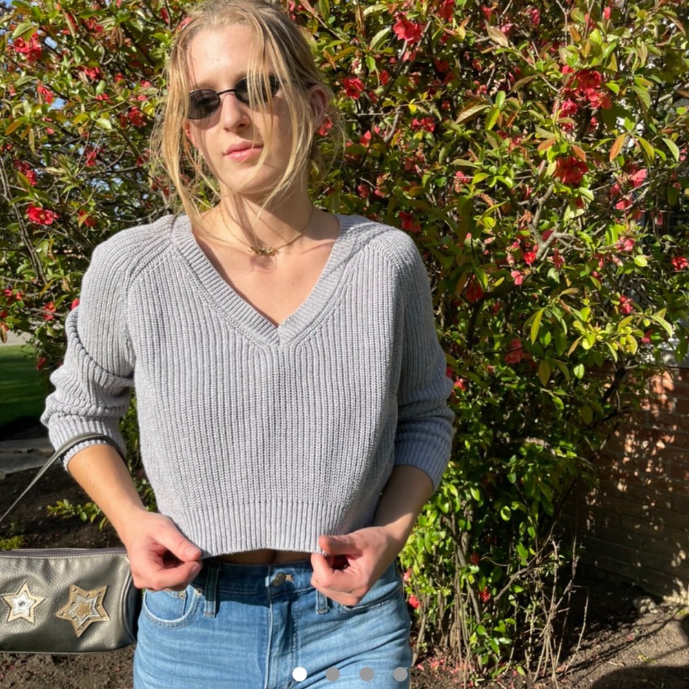 Light grey v-neck cropped long-sleeve knit sweater